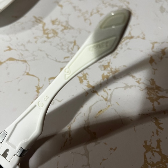 White Oakley polarized - Picture 3 of 7